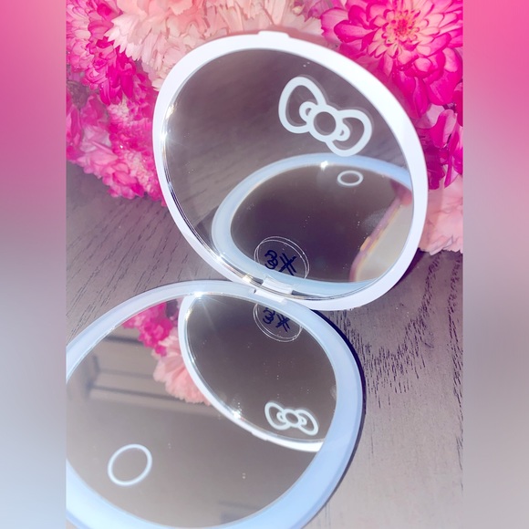 🎀🤭{HELLO KITTY} COMPACT MIRROR!! - Picture 4 of 8